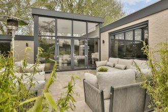 Véranda moderne à Rochefort : créez un nouvel espace de vie lumineux et confortable !