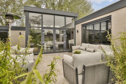 Véranda moderne à Rochefort : créez un nouvel espace de vie lumineux et confortable !